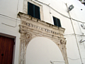 Antico portale in via Bixio Continelli